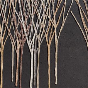 Foresta abstracta sobre fondo negro con texturas de arenas naturales